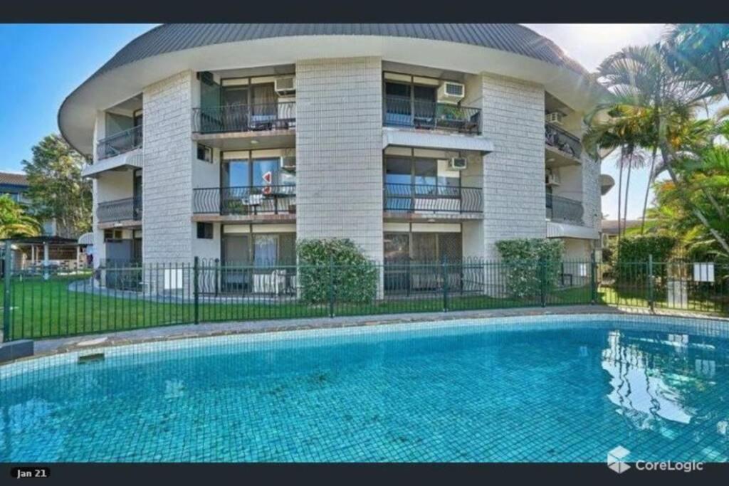 Budget-savvy Travellers, Residential Style Two-bedroom Apartment, Self Check-in * Cairns