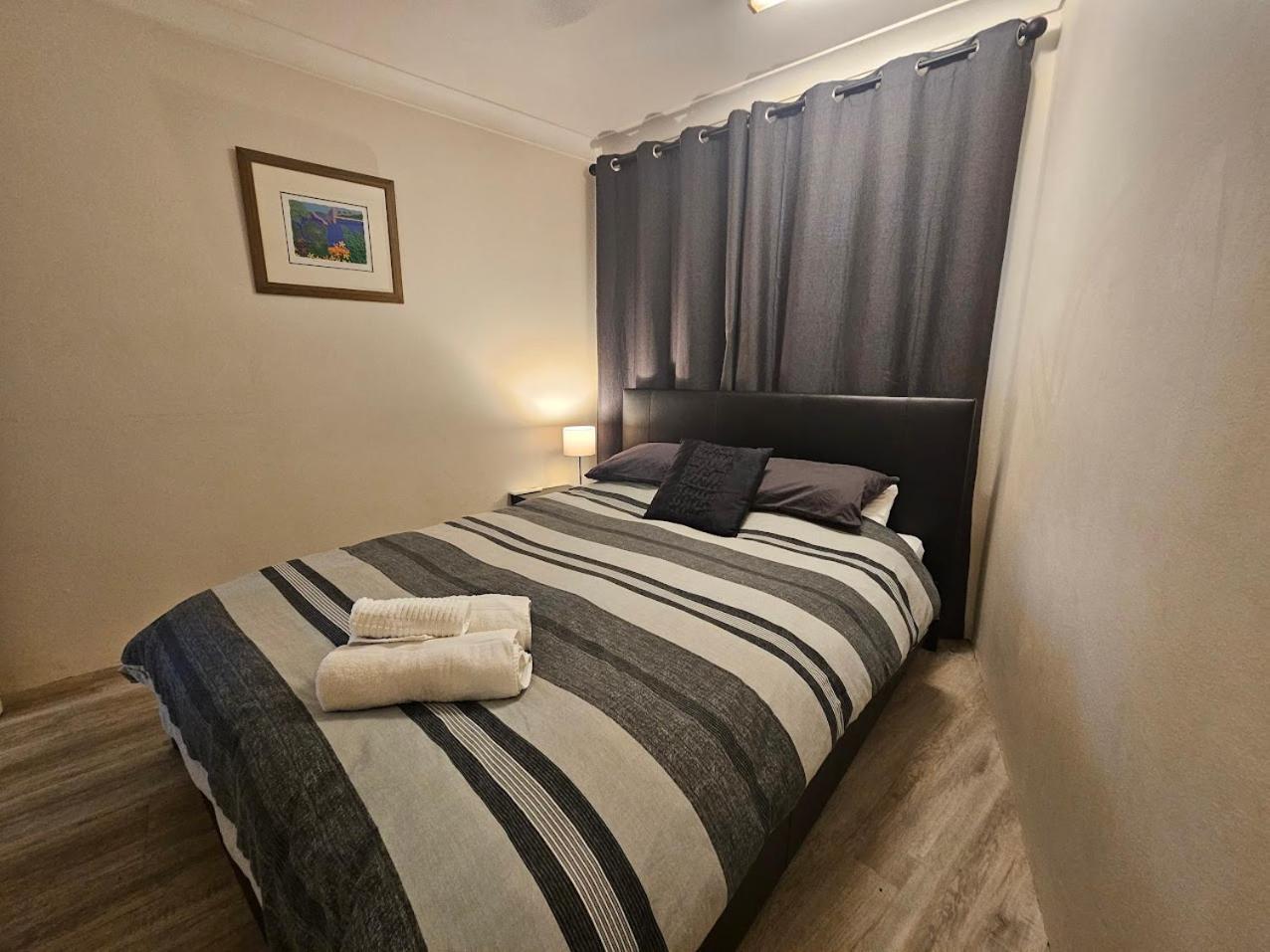 Apartment Budget-savvy Travellers, Residential Style Two-bedroom Apartment, Self Check-in *