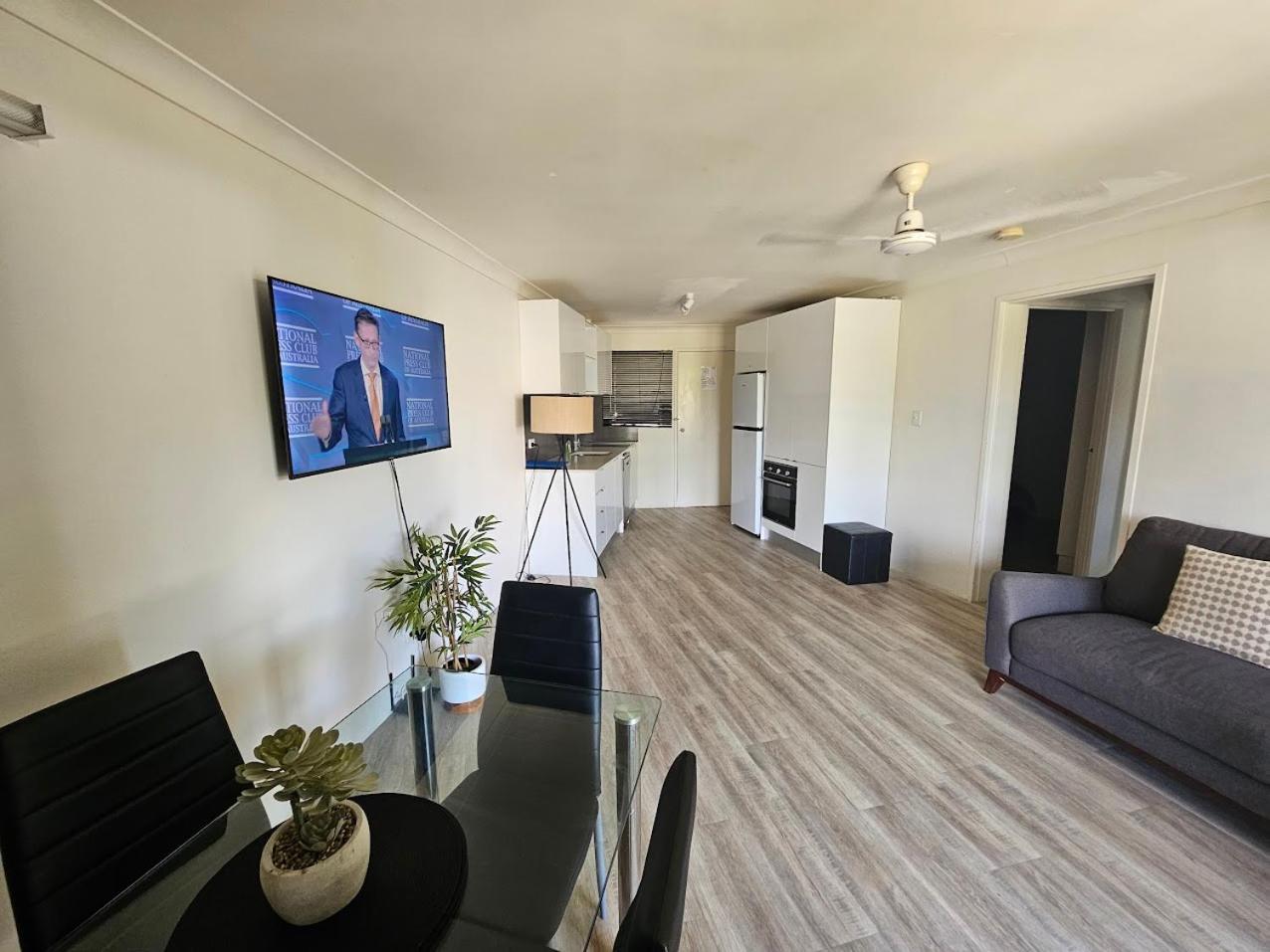 Apartment Budget-savvy Travellers, Residential Style Two-bedroom Apartment, Self Check-in Cairns